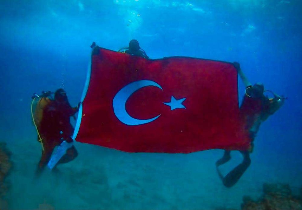 Cumhuriyet Bayramı çoşkusu, deniz altında da güzel görüntülere neden oldu