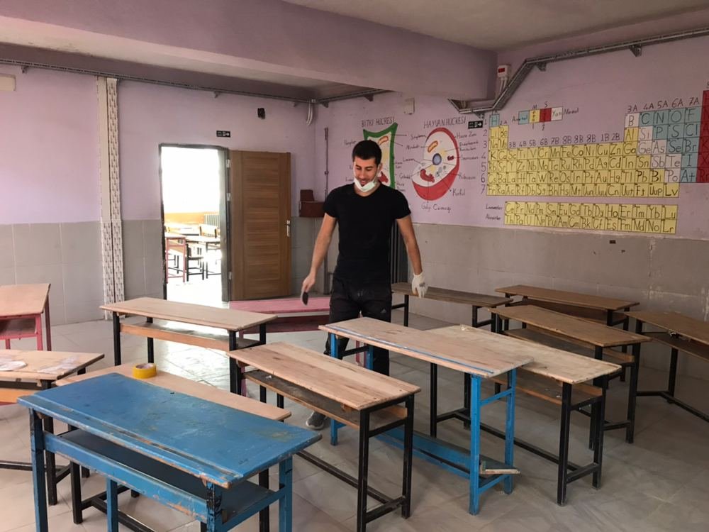 Fedakar öğretmenler, okulu eğitime hazır hale getirdi