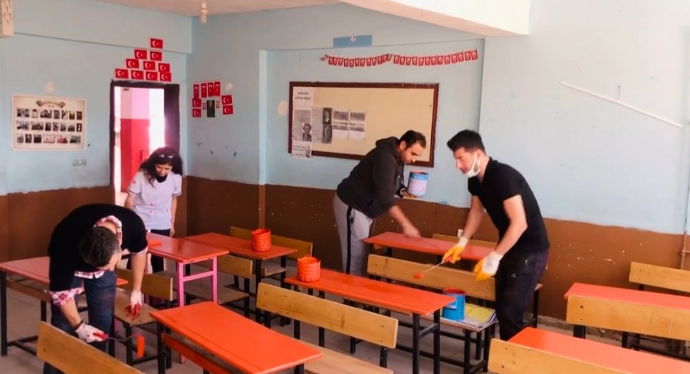 Fedakar öğretmenler, okulu eğitime hazır hale getirdi
