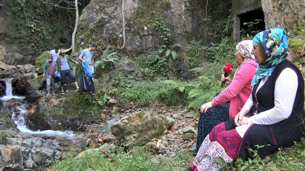 Rizeli gençler, derelerini çöplerden arındırdı