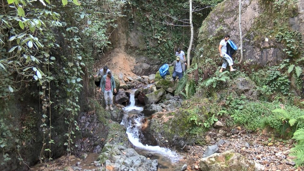 Rizeli gençler, derelerini çöplerden arındırdı