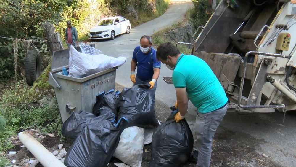 Rizeli gençler, derelerini çöplerden arındırdı