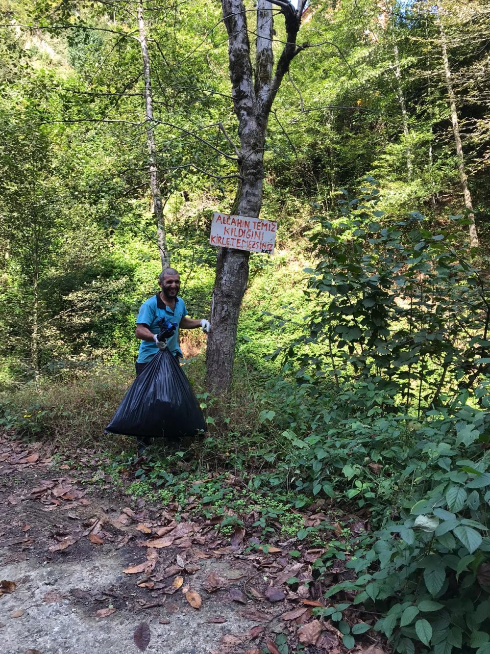 Rizeli gençler, derelerini çöplerden arındırdı