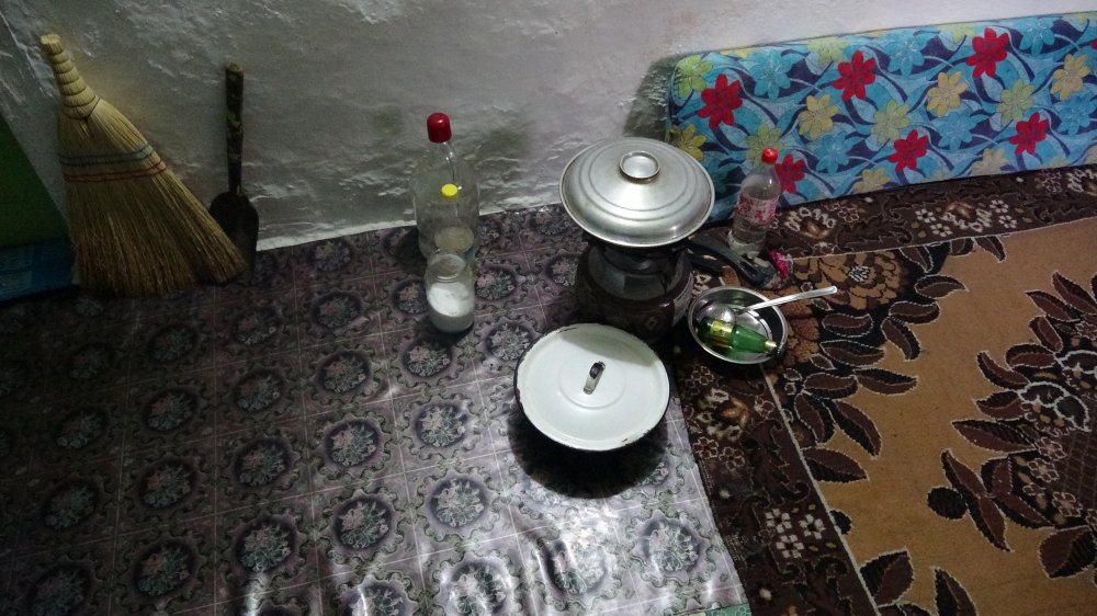 Tek odalı evde yaşam mücadelesi veriyorlar