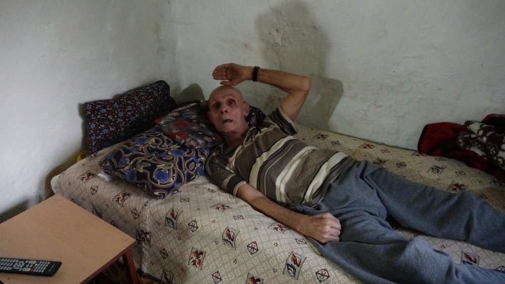 Tek odalı evde yaşam mücadelesi veriyorlar