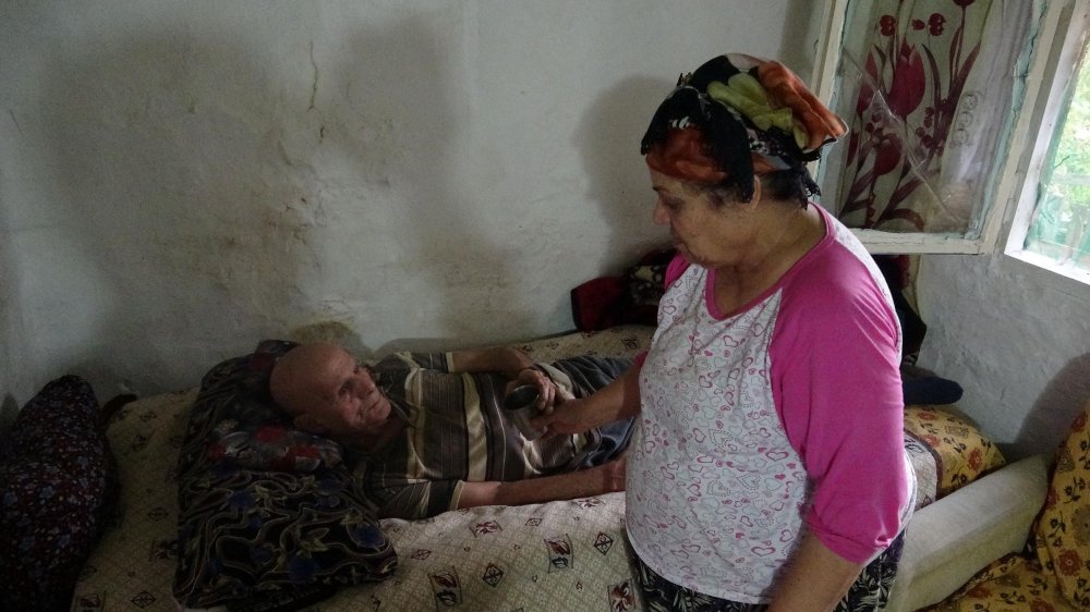 Tek odalı evde yaşam mücadelesi veriyorlar