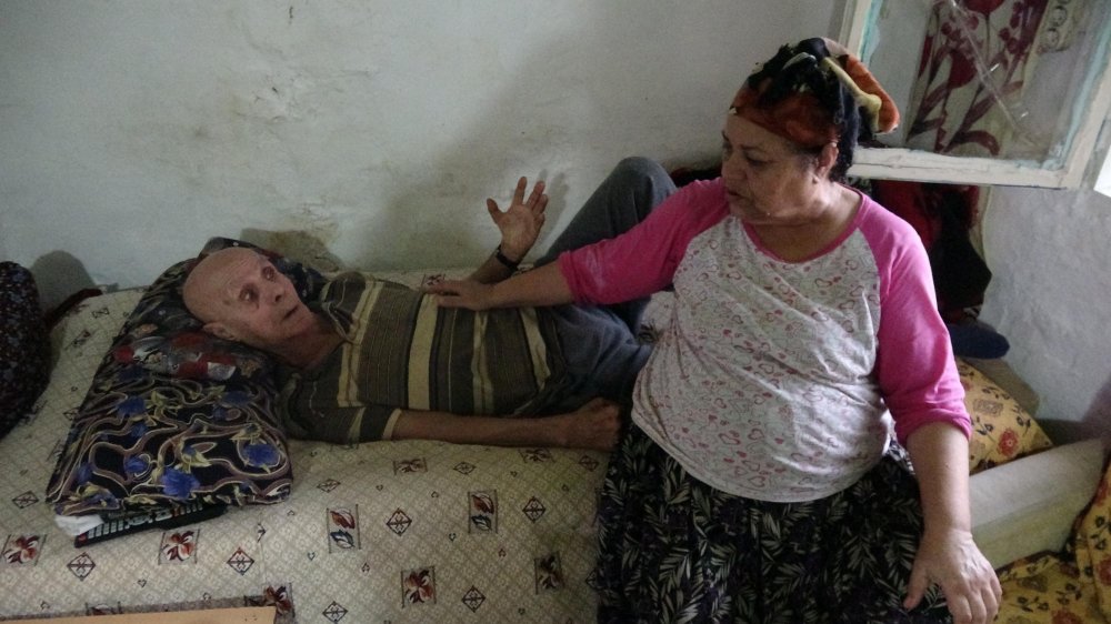 Tek odalı evde yaşam mücadelesi veriyorlar