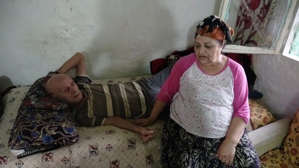 Tek odalı evde yaşam mücadelesi veriyorlar