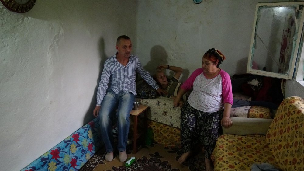 Tek odalı evde yaşam mücadelesi veriyorlar