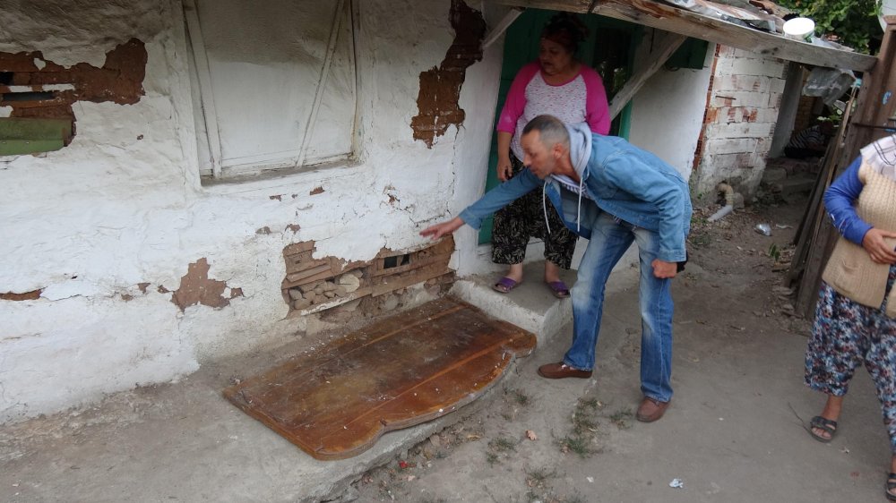 Tek odalı evde yaşam mücadelesi veriyorlar