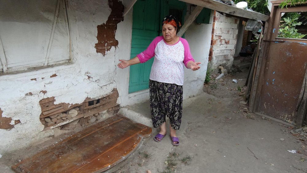 Tek odalı evde yaşam mücadelesi veriyorlar