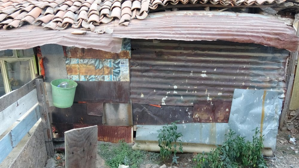 Tek odalı evde yaşam mücadelesi veriyorlar