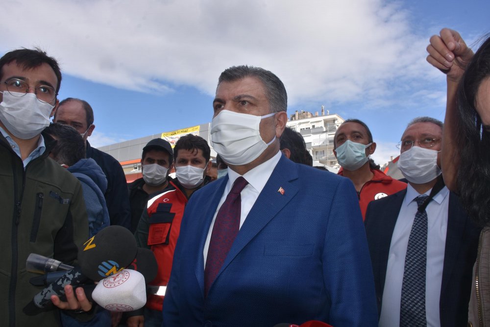 Bakan Koca: Depremin de tesiriyle İzmir'de şartlar, virüs için elverişli hale geldi