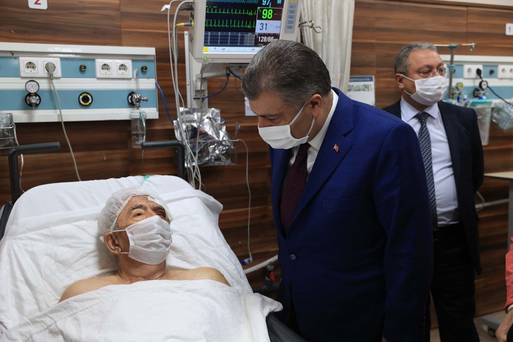 Bakan Koca, enkazdan 33 saat sonra çıkarılan yaşlı adamı ziyaret etti