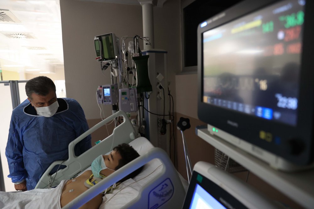 Bakan Koca, İnci Okan’ı ziyaret etti