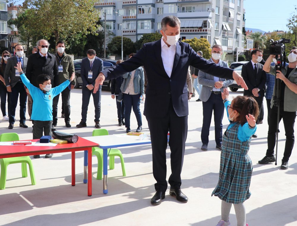 Bakan Selçuk: İzmir'de okullarımızla ilgili endişe edilecek bir durum yok