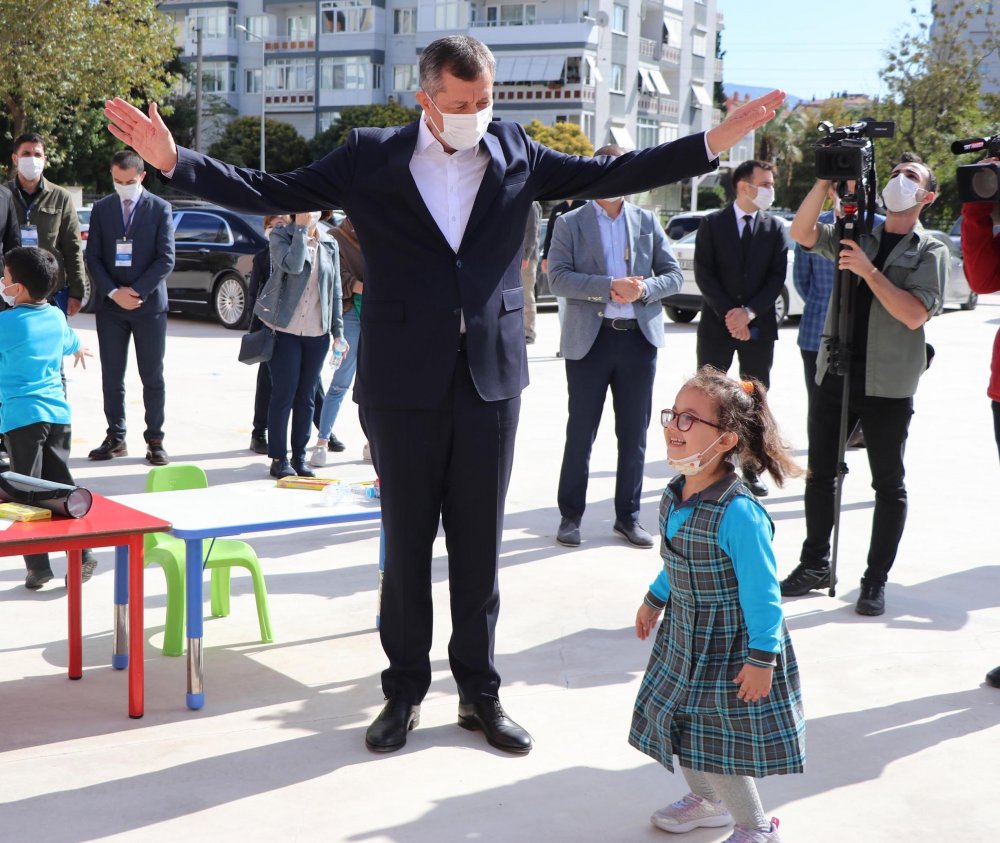 Bakan Selçuk: İzmir'de okullarımızla ilgili endişe edilecek bir durum yok