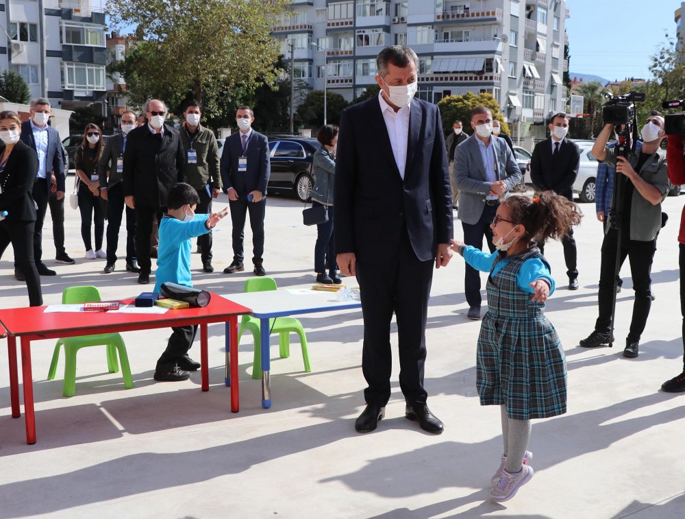 Bakan Selçuk: İzmir'de okullarımızla ilgili endişe edilecek bir durum yok