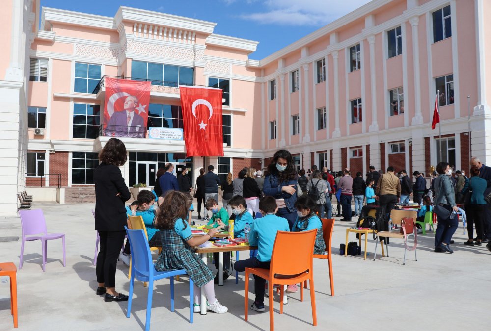 Bakan Selçuk: İzmir'de okullarımızla ilgili endişe edilecek bir durum yok