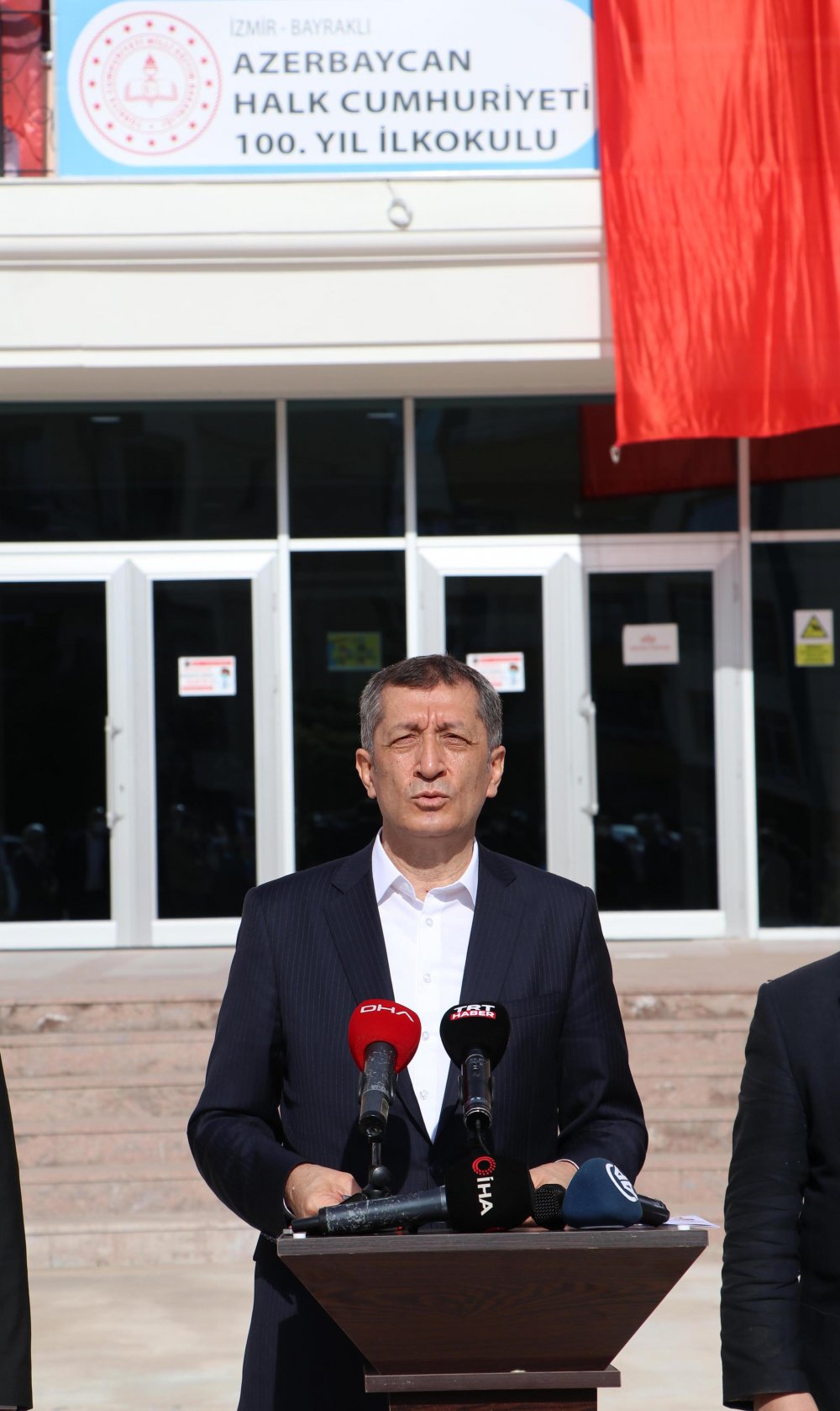 Bakan Selçuk: İzmir'de okullarımızla ilgili endişe edilecek bir durum yok