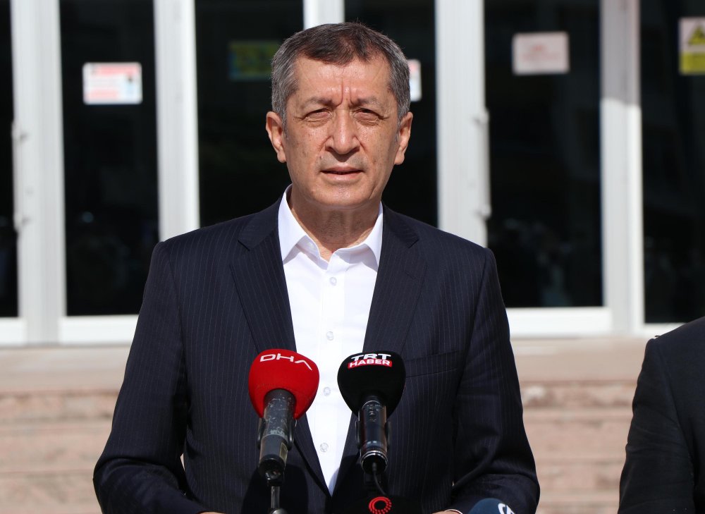Bakan Selçuk: İzmir'de okullarımızla ilgili endişe edilecek bir durum yok
