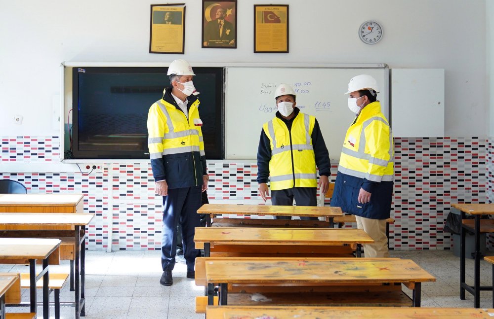 Bakan Selçuk: İzmir'de okullarımızla ilgili endişe edilecek bir durum yok