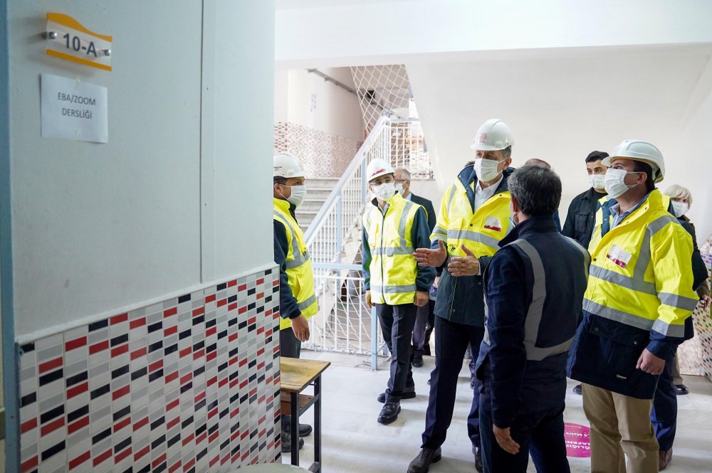 Bakan Selçuk: İzmir'de okullarımızla ilgili endişe edilecek bir durum yok