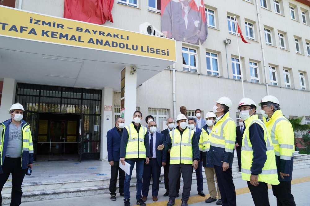 Bakan Selçuk: İzmir'de okullarımızla ilgili endişe edilecek bir durum yok