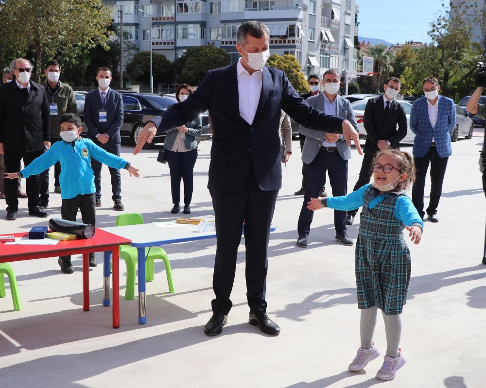 Bakan Selçuk: İzmir'de okullarımızla ilgili endişe edilecek bir durum yok