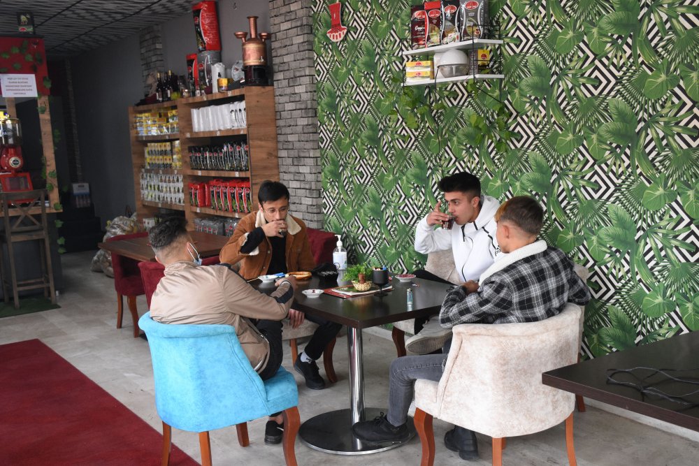 Çayevinin 1 günlük geliri, İzmir'deki depremzedelere gidecek