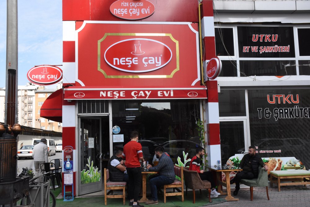 Çayevinin 1 günlük geliri, İzmir'deki depremzedelere gidecek