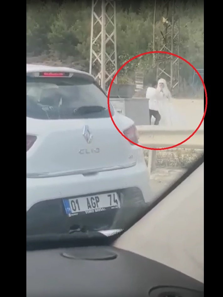 Damat, yol kenarında gelini dövdü