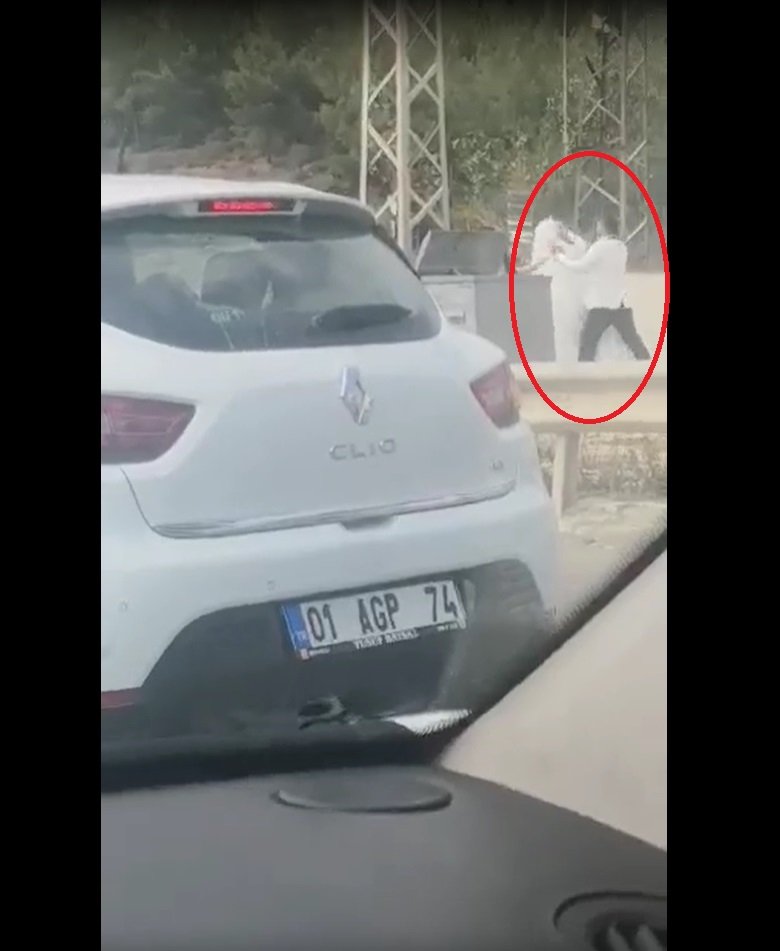 Damat, yol kenarında gelini dövdü