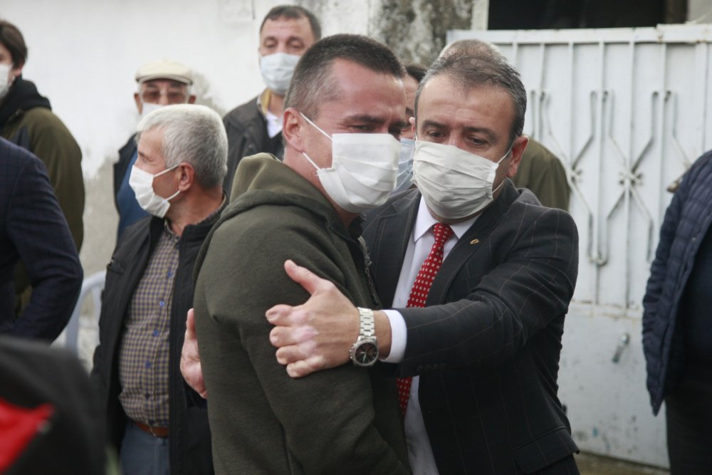 Depremde hayatını kaybeden 10 yaşındaki Elif, gözyaşları ile toprağa verildi