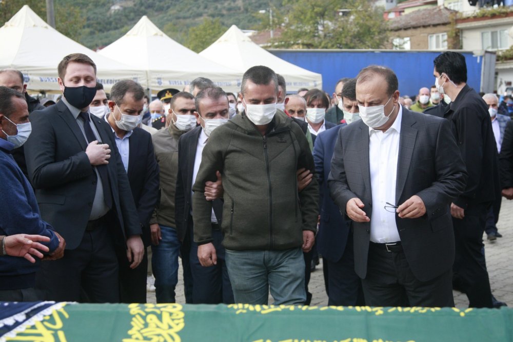 Depremde hayatını kaybeden 10 yaşındaki Elif, gözyaşları ile toprağa verildi