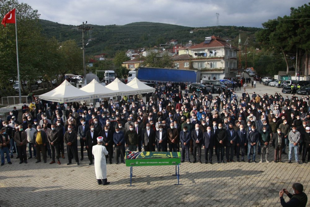 Depremde hayatını kaybeden 10 yaşındaki Elif, gözyaşları ile toprağa verildi
