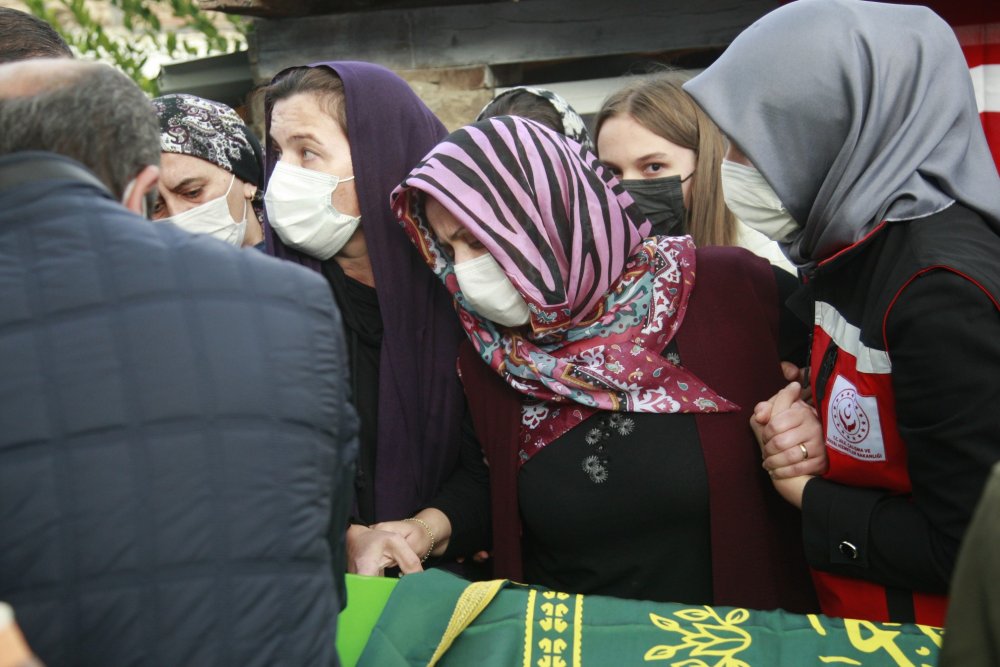 Depremde hayatını kaybeden 10 yaşındaki Elif, gözyaşları ile toprağa verildi