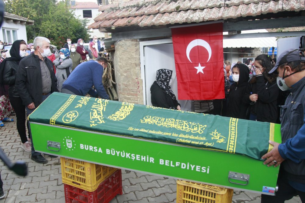 Depremde hayatını kaybeden 10 yaşındaki Elif, gözyaşları ile toprağa verildi