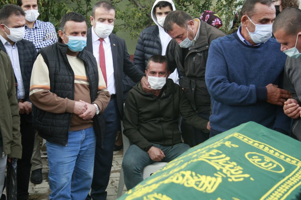 Depremde hayatını kaybeden 10 yaşındaki Elif, gözyaşları ile toprağa verildi