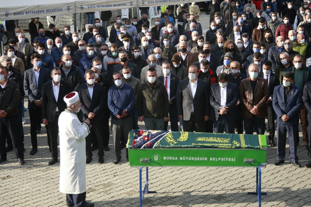 Depremde hayatını kaybeden 10 yaşındaki Elif, gözyaşları ile toprağa verildi
