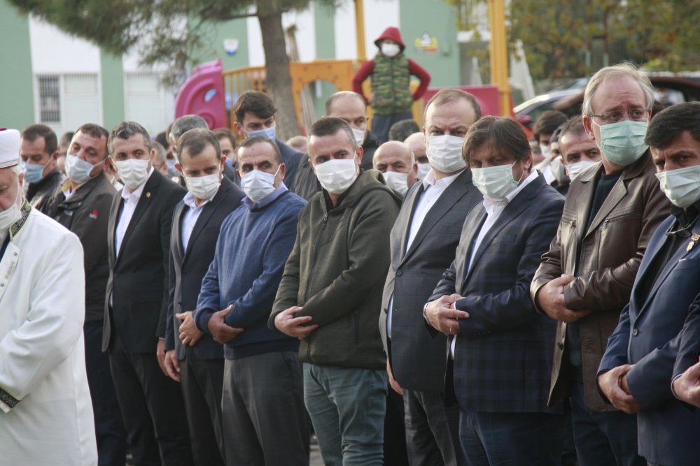 Depremde hayatını kaybeden 10 yaşındaki Elif, gözyaşları ile toprağa verildi