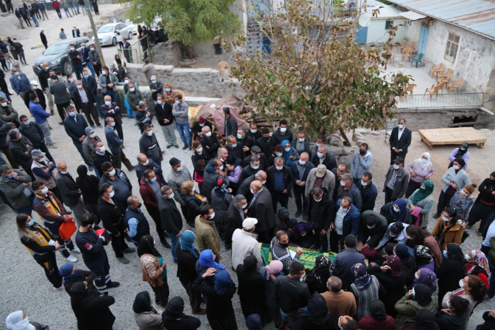Depremde yaşamını yitiren TEOG birincisi Arda, Tunceli'de toprağa verildi