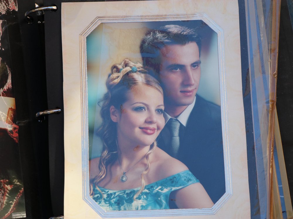 Depremde yıkılan Rıza Bey Apartmanı'nın enkazından çıkan fotoğraflar yürek burktu