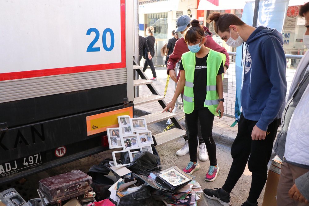 Depremde yıkılan Rıza Bey Apartmanı'nın enkazından çıkan fotoğraflar yürek burktu