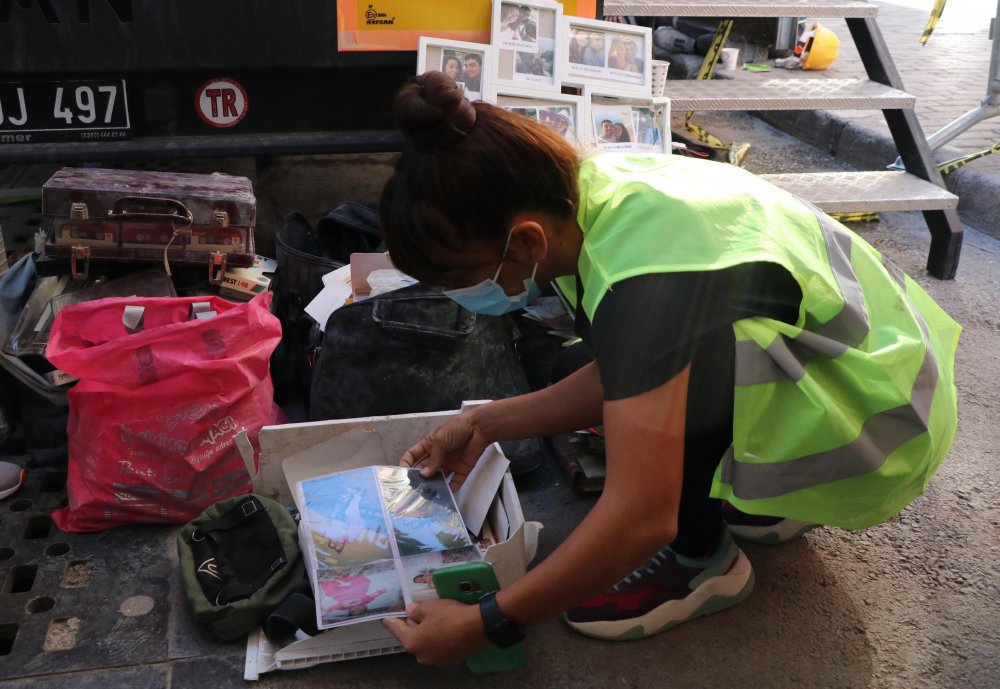 Depremde yıkılan Rıza Bey Apartmanı'nın enkazından çıkan fotoğraflar yürek burktu
