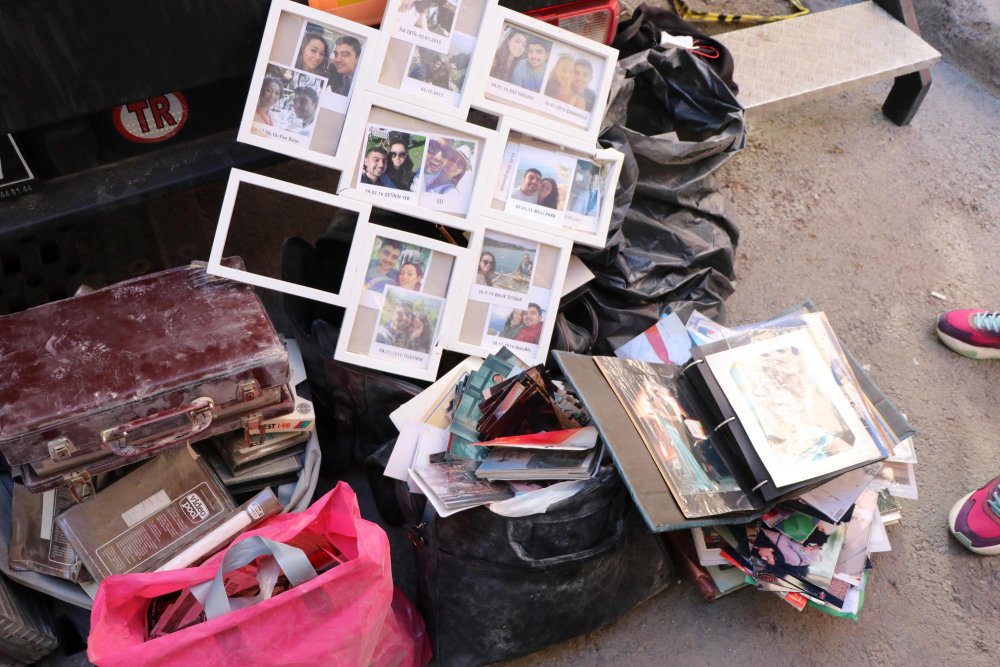 Depremde yıkılan Rıza Bey Apartmanı'nın enkazından çıkan fotoğraflar yürek burktu