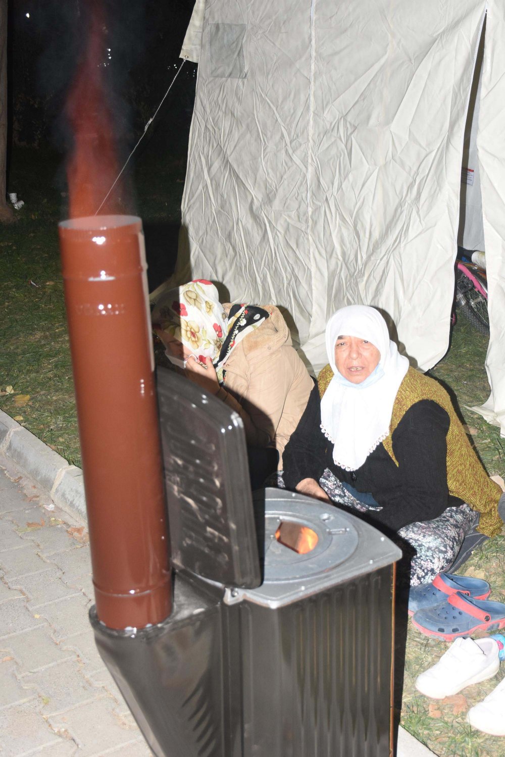 Depremzedeler geceyi ateş başında geçiriyor
