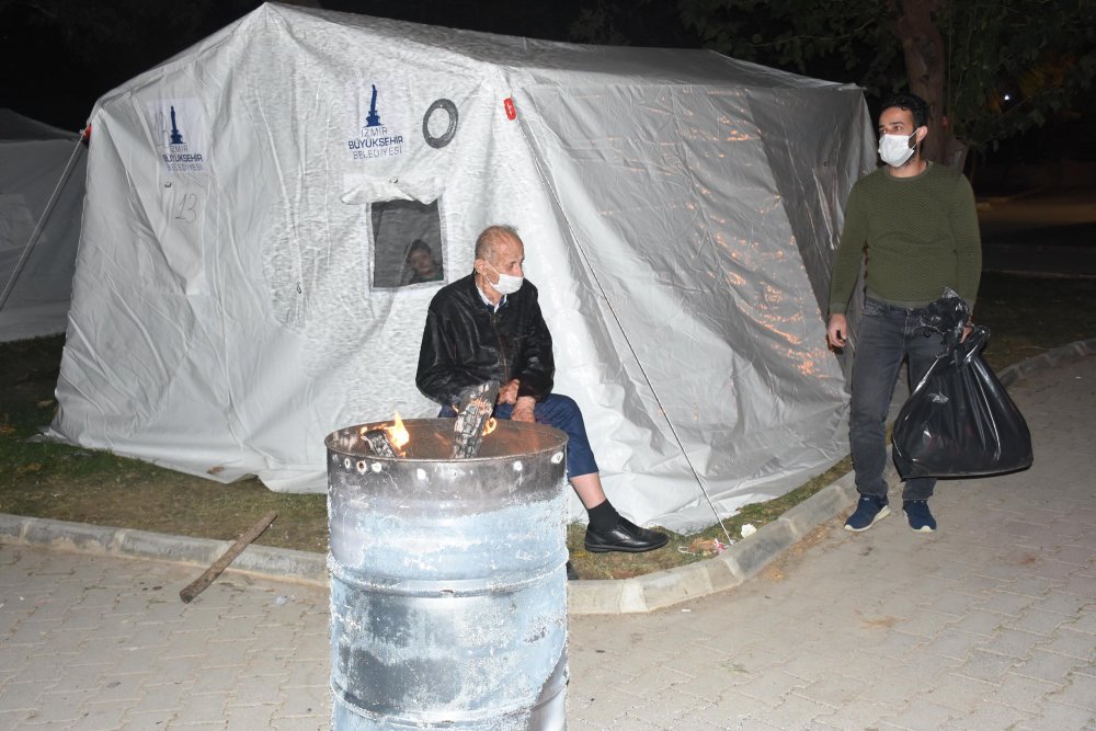 Depremzedeler geceyi ateş başında geçiriyor