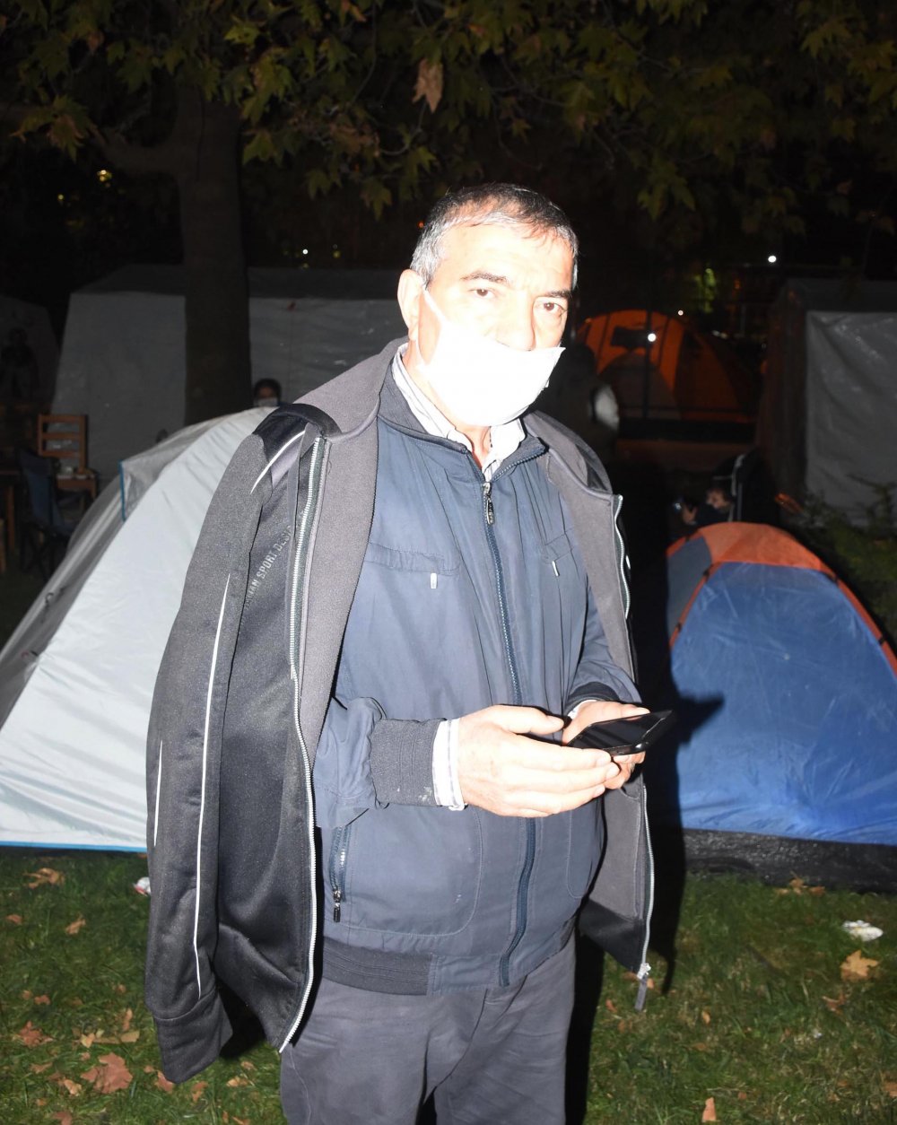 Depremzedeler geceyi ateş başında geçiriyor