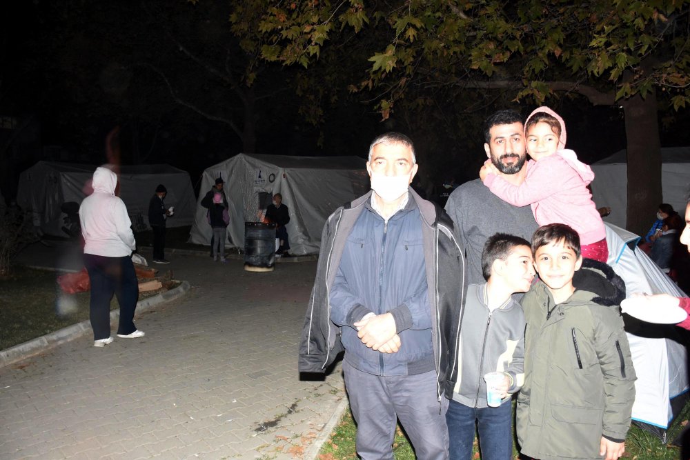 Depremzedeler geceyi ateş başında geçiriyor